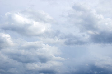 Dunkle bedrohliche Gewitterwolken und Regenwolken am Himmel