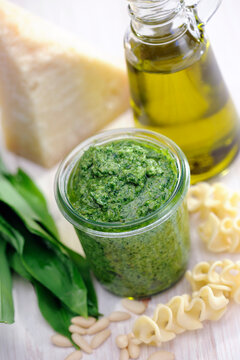 Bear's garlic, ramson pesto