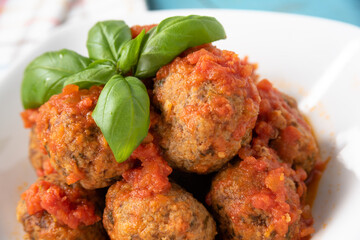 Piatto di deliziose polpette di manzo al sugo e basilico 
