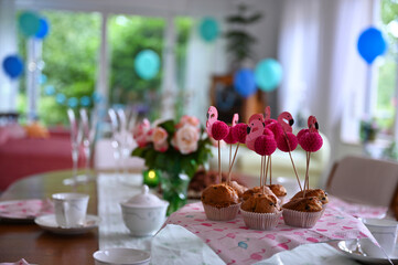 Kaffee und Kuchen (Muffins mit Dekoratrion) auf einem Tisch für eine private Geburtstagsfeier - obrazy, fototapety, plakaty