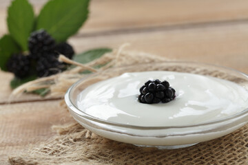 Joghurt mit Brombeeren
