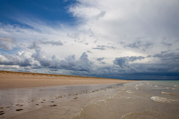 plage avant la tempête à la pointe d'agon dans le cotentin