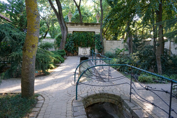 Obraz premium beautiful elements of urban park architecture with exotic plants