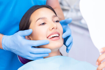 Obraz na płótnie Canvas dentist examines the patients teeth at the dentist.
