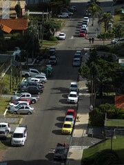 Rua pequena e vazia com carros ao amanhecer