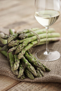 Food: green asparagus bundles