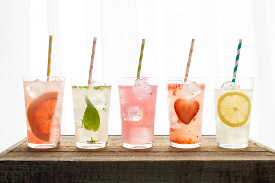 Five varieties of lemonade with colored straws