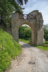 Fototapeta na wymiar old stone historic gate in ruin with an old stone castle in Poland in Dobczyce