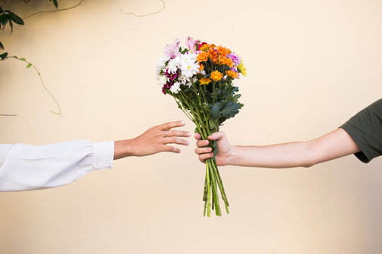 Man giving a woman a bouquet of flowers