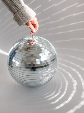 Hand spinning disco ball