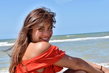 Magnifique sourire d'une femme sur le bord de mer