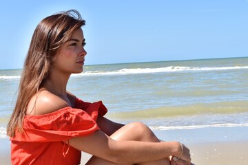 Jeune femme perdue dans ses pensées