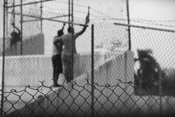 dos personas hablande de espalda, vida en la carcel, rd © eric.rodriguez