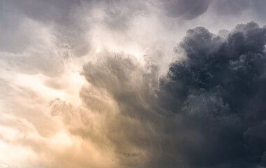 Obraz premium Moody view of dark dramatic storm clouds.