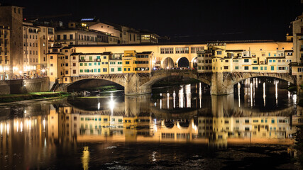 Fototapeta na wymiar The Ponte Vecchio at night