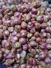 red onions at traditional market