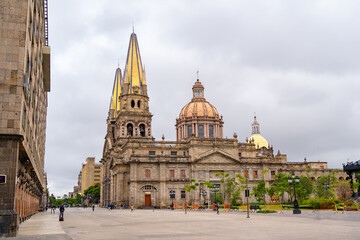 La Catedral de Guadalajara en un día nublado.