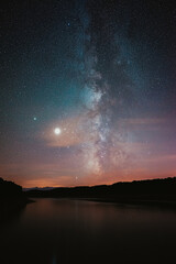 Fototapeta premium voie lactée lac de louet verticale