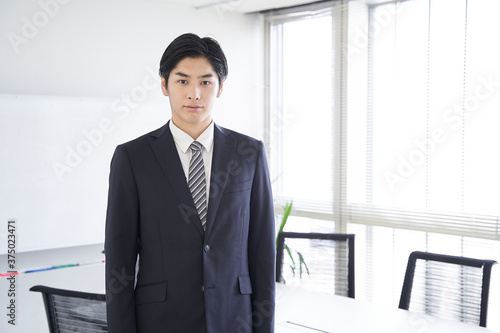 会議室で立つ日本人男性ビジネスマン Wall Mural Wallpaper Murals Mapo