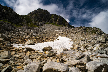 立山室堂の登山道から見上げる残雪の残る山 - obrazy, fototapety, plakaty