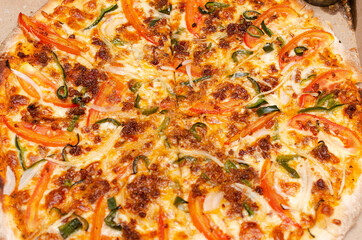 Pizza a la mexicana, colorida con queso de cabra, chile jalapeño.