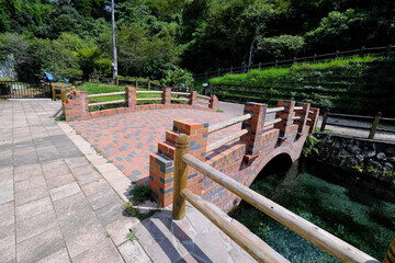 丸池公園のレンガ造りの丸橋