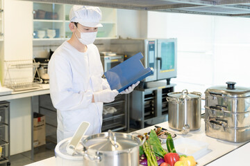 男性調理師　給食センター　厨房 © metamorworks