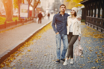 Fototapeta premium happle couple walking through the city on a sunny autumn day