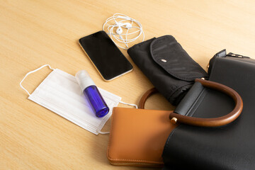 ,カバン,バック,荷物,デスク,財布,エコバック,スマホ,イヤホン,中身,必需品,アルコール,消毒,マスク