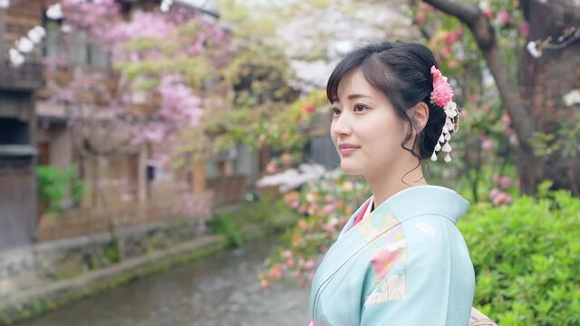 着物の女性　京都観光　桜