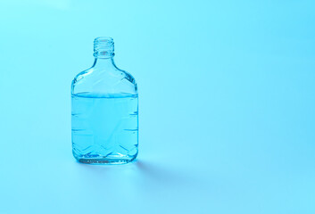 青い色水を入れた透明な空き瓶