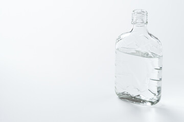 水を入れた透明な空き瓶