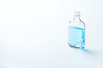 Naklejka premium 青い色水を入れた透明な空き瓶