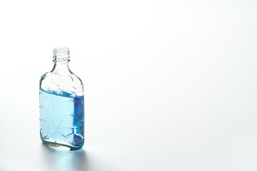 青い色水を入れた透明な空き瓶