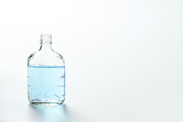 青い色水を入れた透明な空き瓶