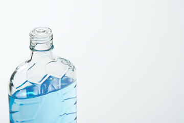 青い色水を入れた透明な空き瓶