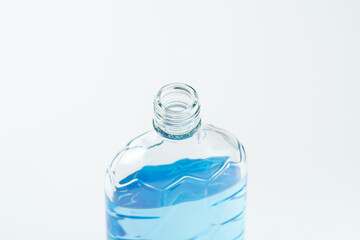 青い色水を入れた透明な空き瓶