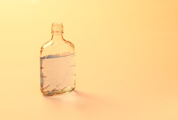 青い色水を入れた透明な空き瓶