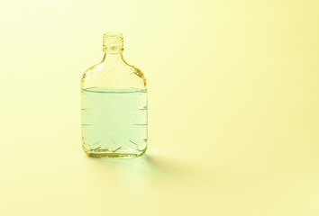 青い色水を入れた透明な空き瓶