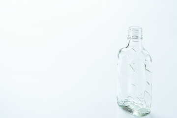 青い色水を入れた透明な空き瓶