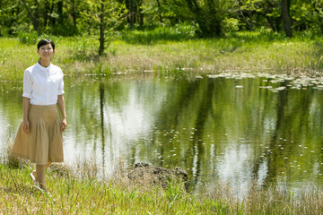 Fototapeta na wymiar young woman walking along the lakeside