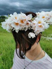 Obraz premium a wreath of wildflowers on the girl's head
