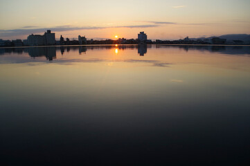 Fototapeta na wymiar 佐渡島にある加茂湖から見る朝日
