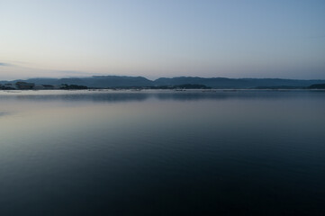 Fototapeta na wymiar 佐渡島にある加茂湖の早朝の景色