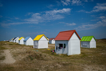 Fototapeta na wymiar Cabanes de plage à Gouville-sur-Mer