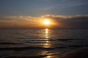 Fototapeta na wymiar beautiful golden sunset over the sea for background and splash