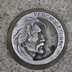 Poinçon sur le sol de Clermont-Ferrand représentant Vercingétorix, chef Gaulois vainqueur de César à Gergovie .