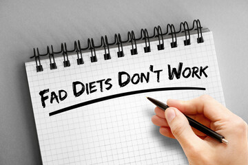 Text note - Fad Diets Don't Work, health concept on notepad