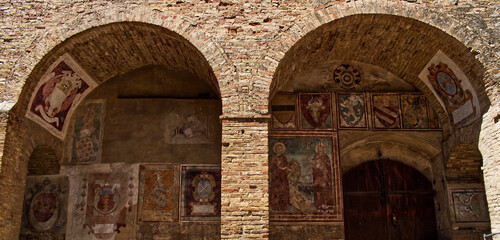 Obraz premium Średniowieczne rysunki i symbole na Piazza del Comune w San Gimignano. Włochy
