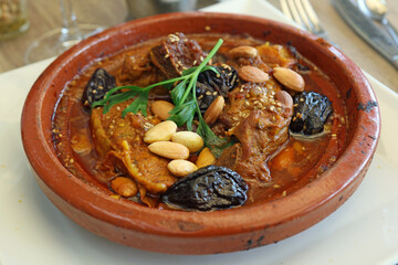 Tajine amandes pruneaux.